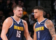 约老师上线了！约基奇玩NBA2K时使用掘金对战森林狼