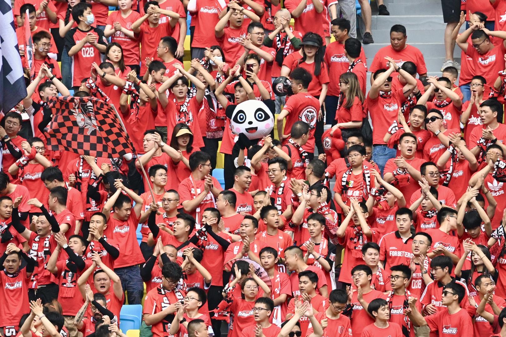 关于足球比赛现场气氛火热，球迷们欢呼雀跃的信息
