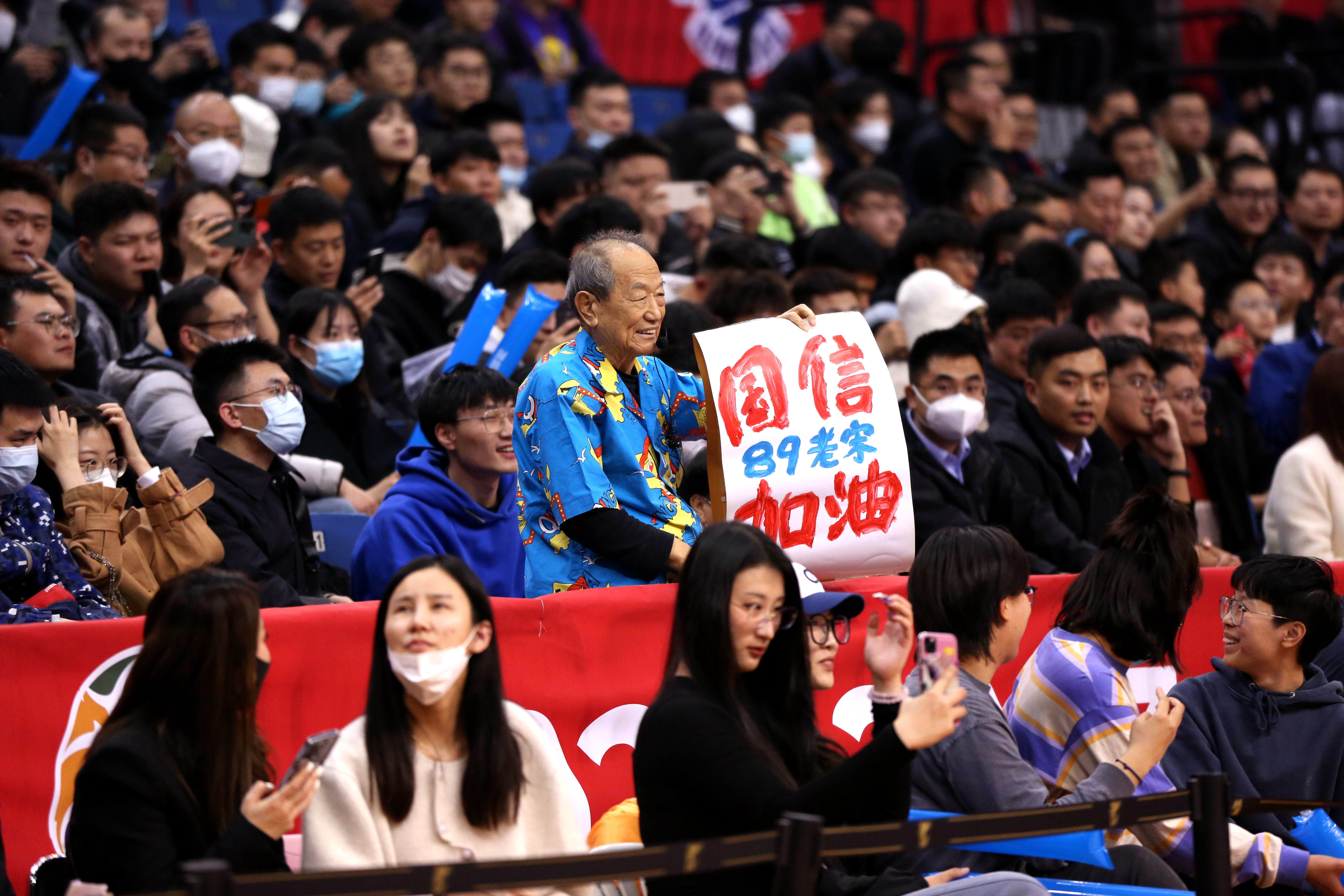 球迷们为心爱的球队加油呐喊(球迷们为心爱的球队加油呐喊是什么歌)