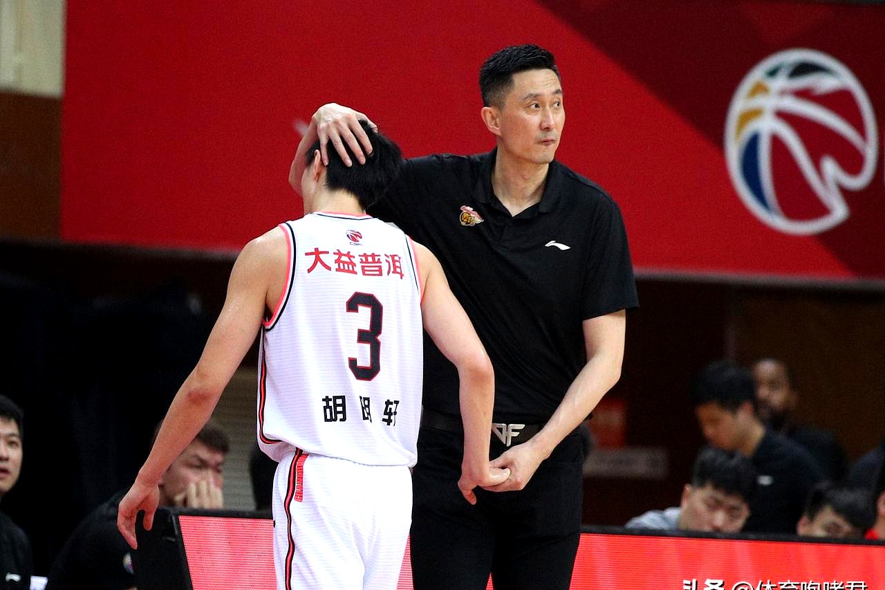 一支球队在比赛中表现出非凡实力(比赛中一支球队仅有7名队员,此时该球队)