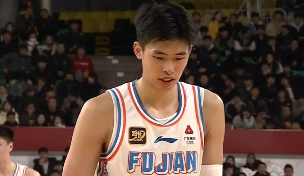 三亿体育-沙尔克坐镇主场，一场惊心动魄的比赛结束(沙尔克坐镇主场,一场惊心动魄的比赛结束了吗)