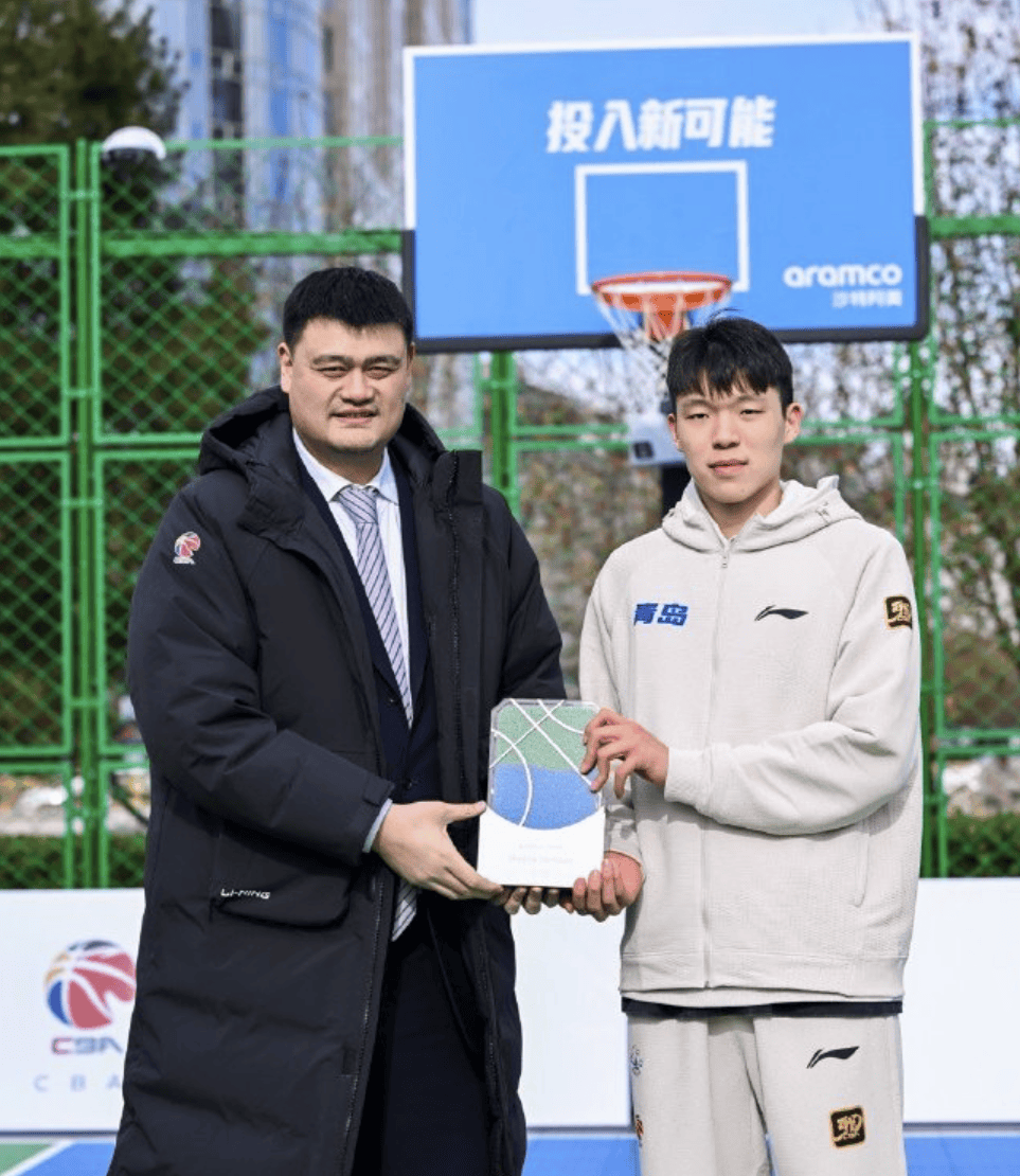 杨瀚森在洛杉矶进行训练与球哥等人同场竞技