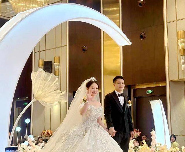 法国中场贡多齐本周四在罗马举行婚礼，部分队友应邀出场